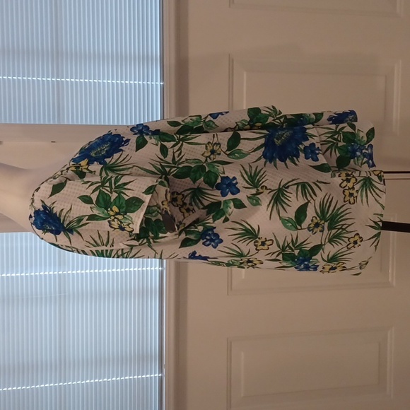 4/$30 Dainty White Floral Layered Blouse - Size 2X - Picture 3 of 7